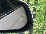 【ブラインドスポットモニター】走行中、ドアミラーの死角になりやすい箇所に後続車が接近するとサイドミラーのレンズに警告を表示!ドライバーに注意喚起をしてくれます。