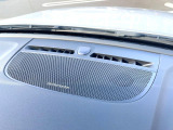 【harman kardon】ハーマンカードンのHi-Fiスペシャリストと共に、モデル別に開発・設計された専用チューニングが臨場感溢れる音響空間を実現しています。