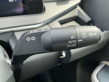 ハイビームアシストは周囲の明るさから対向車や先行車、街灯の有無などをフロントカメラが検知して、自動でハイビーム(上向き)とロービーム(下向き)を切り替える機能です。