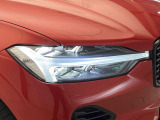 【LEDヘッドライト】明るく眩しいハイビームを先行車や対向車に照射しないオートハイビームを備えたLEDヘッドライト。北欧神話に登場するトールハンマーをモチーフにした、一目でボルボとわかるデザイン。