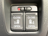 【両側スライドドア】駐車場で隣の車との間隔が狭く乗りにくい時、スライドドアなら安心!ドアオープン時も幅を取らず、開口部が広いので乗り降りがとっても簡単です。大きな荷物の出し入れも後席から可能♪