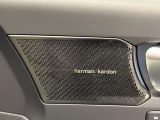 【harman kardon】ハーマンカードンのHi-Fiスペシャリストと共に、モデル別に開発・設計された専用チューニングが臨場感溢れる音響空間を実現しています。