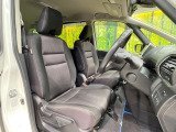 運転席まわりには十分なスペースがあり、大柄な方でもゆったり運転していただける環境です。