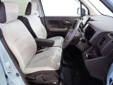 フロントシートはベンチシートで運転席と助手席の移動が楽々です。シートの高さも調整でき真ん中にはアームレストも装備されています!