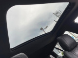 ●パノラミックサンルーフ:開放感たっぷりの希少装備、サンルーフが装着されています!車内に明かりを取り入れたり景色を楽しむ以外にも、車内の空気も簡単に換気できて快適です!