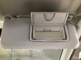 サンバイザー裏にはバニティミラー付。