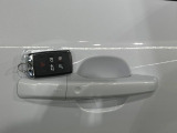 【キーレスエントリー】バッグやポケットからキーを取り出すことなく車にアクセスして、ロックとアラームを設定できます。 毎日の利便性をさらに高める機能です。