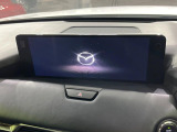 【12.3インチマツダコネクト】車内の雰囲気にマッチした大型ディスプレイ。スマホ接続でのナビ使用やBluetooth再生等、様々な機能が楽しめます。直感的なダイヤル操作が可能で、使い勝手も良好です。