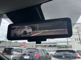 インテリジェントルームミラー。車両後方のカメラ映像をミラー面に映し出すため、車内の状況や天候などに影響されずいつでもクリアな後方の視界が得られます。