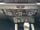 オートエアコン、運転席助手席シートヒーター、USBジャック、アクセサリーソケット