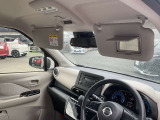 運転席は、バニティミラー付サンバイザーです。視界が広く運転しやすいクルマです。