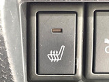 【運転席】寒い日に重宝するシートヒーターを後席にも装備!エアコンより早く温まってくれるので寒がりの人も安心ですね♪エアコンの温風は乾燥するから苦手、という方にもをおすすめです。