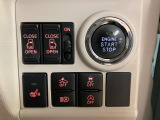 運転席からでもリヤのスライドドアの操作が出来ます!プッシュスタートですのでキーを取り出さずにエンジンを始動する事が出来ます