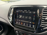運転席・助手席の温度調節を個々に設定できるデュアルゾーンオートエアコンを装備しております。