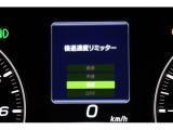 後退時に誤ってアクセルを踏み過ぎても急発進しません。後退時リミッター機能。速度は3段階から設定できます。