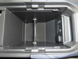 USBポートを二口備えていますので、運転席と助手席、それぞれのスマホや電子小物を同時に充電可能です。