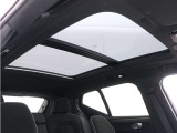 屋根一面まるごととも言える特大サイズのチルトアップ機構付電動パノラマ・ガラス・サンルーフ。晴天時はもちろん、雨天・曇天時にもシェードを開けることで常に開放的な車内空間を実現させてくれます。