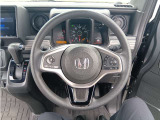 【ハンドル】運転にかかわる様々な操作を安全に行えるように視点移動が少なく操作性に配慮されたスイッチ類が凝縮されたコックピットです。