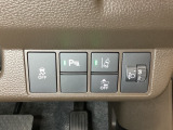 ハンドルの右側にはヘットライトリベライザーとHondaセンシング用のメインスイッチがついています。ヘッドライトリベライザーは道路状況や積荷の加重に応じてライトの高さを調節できます。