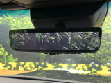 【デジタルインナーミラー】後席の大きな荷物や同乗者で後方が確認しづらい時でも安心!カメラが撮影した車両後方の映像をルームミラー内に表示。クリアな視界で状況の確認が可能です!