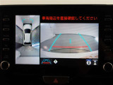 パノラミックビューモニター付きです。車両を上から見たような映像をモニター画面に表示。運転席からの目視では見にくい、車両周辺の状況をリアルタイムでしっかり確認できます。