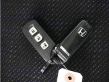 ◆スマートキー◆カギをバッグやポケットに入れたままでもドアロックの開閉ができる『スマートキー』付き!雨天や暗くなってもカギを取り出す必要がなくドアの開錠&エンジンも始動できます