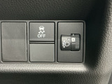 車がカーブの外側へ膨らんだり内側へ巻き込んだりする挙動を防止し安定した走行をサポートする横滑り防止装置付きです!