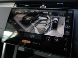 【3Dサラウンドカメラ】は狭い場所でも安心して駐車できるようにサポート。タッチスクリーンの表示と音で障害物との距離を確認できます。車幅感覚に慣れていない方や駐車の苦手な方には必見の装備といえます♪