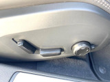 【メモリー機能付きパワーシート】ドライバーごとに設定したシート位置を記憶して、ボタン一つで切り替えできる便利な機能!運転する方が複数名いらっしゃるご家庭におすすめです。