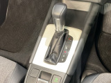 自然に手が届く距離に配置されたシフトレバー。