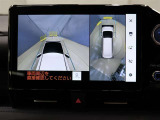 パノラミックビューモニター付きです。車両を上から見たような映像をディスプレイオーディオ画面に表示。運転席からの目視だけでは見にくい、車両周辺の状況をリアルタイムでしっかり確認できます。