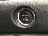 エンジンスタートスイッチです。キーが車内にあれば、エンジンの始動や停止はスイッチを押すだけ!キーを取り出す手間を省き、ワンプッシュで操作できるので簡単でスムーズです。