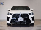 【BMWの伝統-1】BMWの特徴的な&ldquo;キドニーグリル&rdquo;は、80年以上続く伝統の形でございます。変わらないこだわりのデザインが、プレミアムブランド&ldquo;BMW&rdquo;を創り出します。