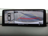 車両の前後左右にある4つのカメラを合成することで、まるでご自身のクルマを空から見ているような俯瞰での映像を映し出してくれます。バック時ももちろんのこと、前進時に視界の悪い交差点でも役に立ちますね。