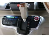 インパネシフトだから視線の移動も少なく足元もスッキリ♪運転席もゆったりしているのでゆとりを持ってドライブできますね!