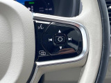 【ステアリングスイッチ】運転中、前方から目線をそらさずにオーディオ等の操作ができるよう、適切に配置されたスイッチ類。安心&快適なドライブを演出してくれる便利な機能です。
