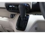 インパネシフトだから視線の移動も少なく足元もスッキリ♪運転席もゆったりしているのでゆとりを持ってドライブできますね!