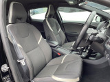 VOLVOのシートは人間工学に基づいた設計となっており、長時間の運転でも疲れにくいと定評があります。