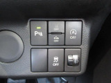 こちらのお車には先進安全装備が多数搭載されています。衝突被害を回避あるいは軽減するためのブレーキや、車線逸脱を防止する警報装置など、詳しくはスタッフまでお尋ねください。