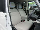 かどまる四角のデザインコンセプトのルークス!ヘッドレストまでも「かどまる四角」デザイン!運転席シートリフター(ラチェット式)で、座面の高さも調整ができます。
