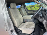 運転席まわりには十分なスペースがあり、大柄な方でもゆったり運転していただける環境です。