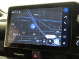 メーカー装着のディスプレイオーディオ(コネクティッドナビ対応)を装備しております。