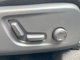 【メモリー機能付きパワーシート】ドライバーごとに設定したシート位置を記憶して、ボタン一つで切り替えできる便利な機能!運転する方が複数名いらっしゃるご家庭におすすめです。
