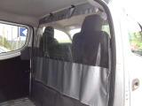 前席と荷室を仕切るカーテン装備。 冷暖房の効きを向上します。