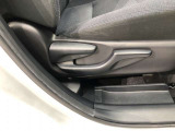 運転席シート座面は上下アジャスター付きです。お好みの位置に調整可能です。