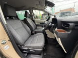 足元もゆったり、車内も広々快適です!もちろん助手席への移動も楽々可能です!