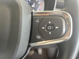 【ステアリングスイッチ】運転中、前方から目線をそらさずにオーディオ等の操作ができるよう、適切に配置されたスイッチ類。安心&快適なドライブを演出してくれる便利な機能です。