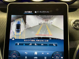 【全方位型モニター】クルマを上空から見下ろしているかのように、直感的に周囲の状況を把握できる全方位型モニター。狭い場所での駐車でも周囲が映像で確認できます。