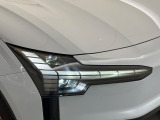 【LEDヘッドライト】ハイビームを先行車や対向車にあてず、その両サイドではハイビーム照射を維持。見える範囲が段違いに広くなりました。北欧神話に登場するトールハンマーをモチーフにデザイン。
