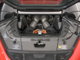パワートレインは3.0L V6ツインターボエンジンに加えてモーターを搭載し、830馬力(カタログ値)を発揮します。
